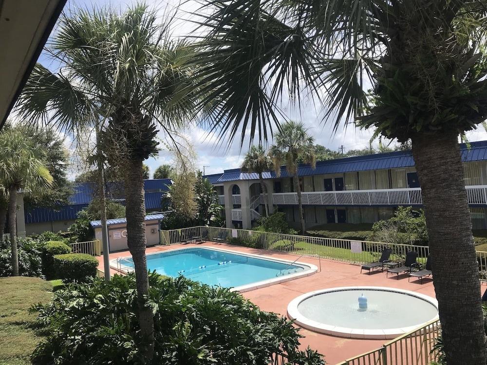 Quality Inn Tampa Lake Magdalene Exterior foto