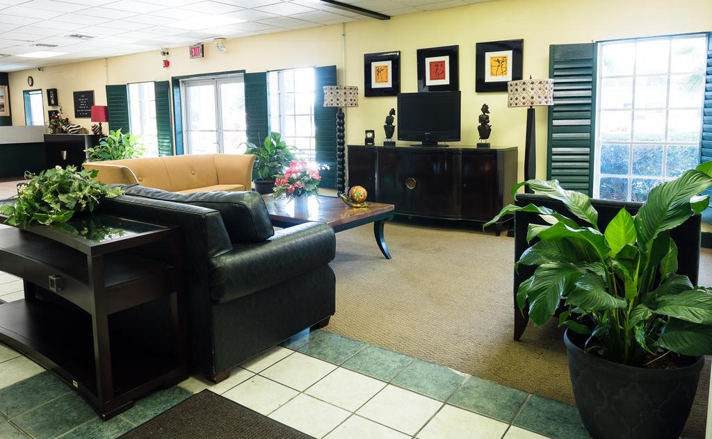 Quality Inn Tampa Lake Magdalene Exterior foto
