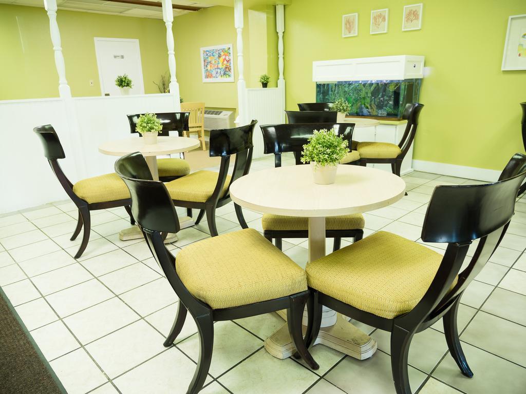 Quality Inn Tampa Lake Magdalene Exterior foto