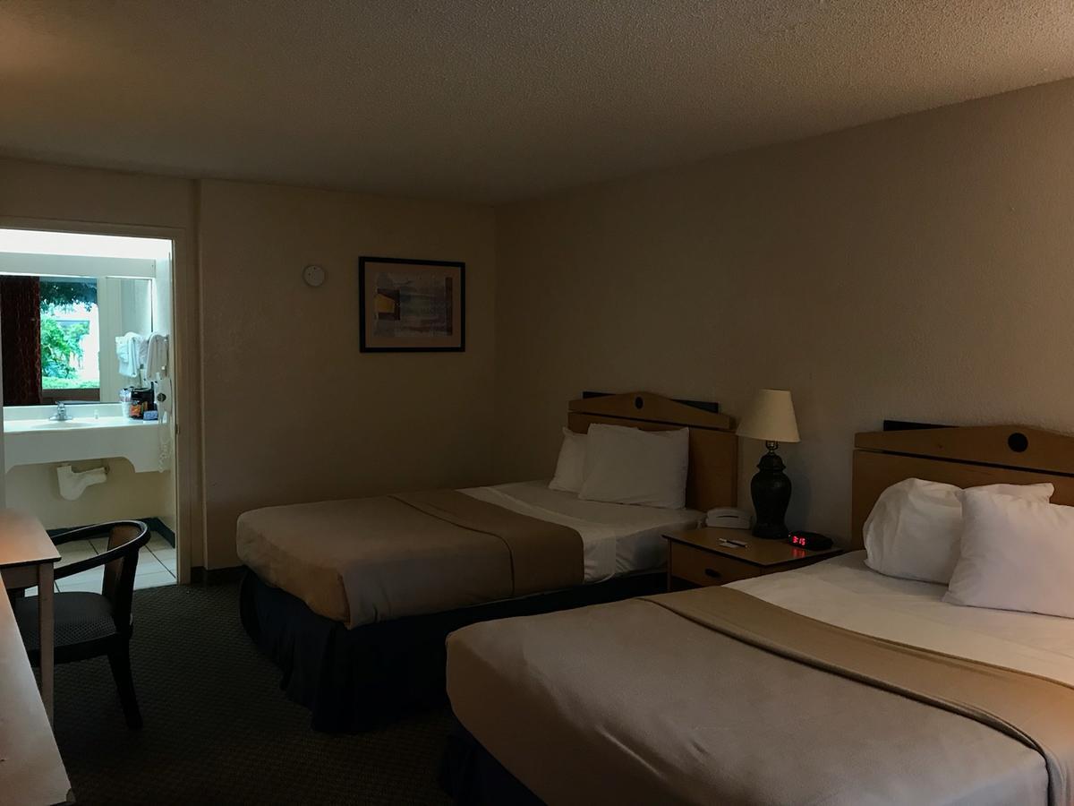 Quality Inn Tampa Lake Magdalene Exterior foto